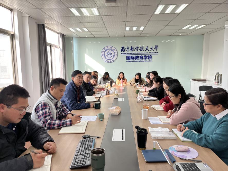 250会议室召开2021年度组织生活